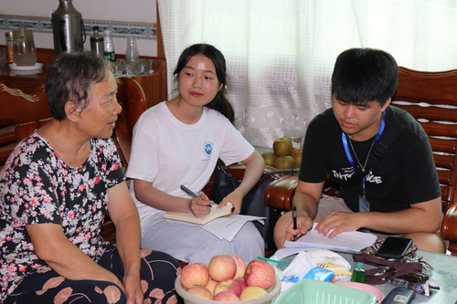 图4走访老党员 图4走访老党员