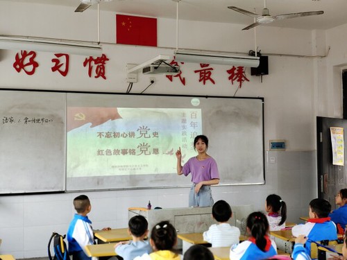 大学生党员带头讲 趣味党史进小学生课堂1 大学生党员带头讲 趣味党史进小学生课堂1