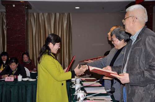 市委常委、统战部部长石艳萍给支部颁奖