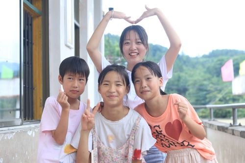 黄彩燕 (1) 黄彩燕 (1)